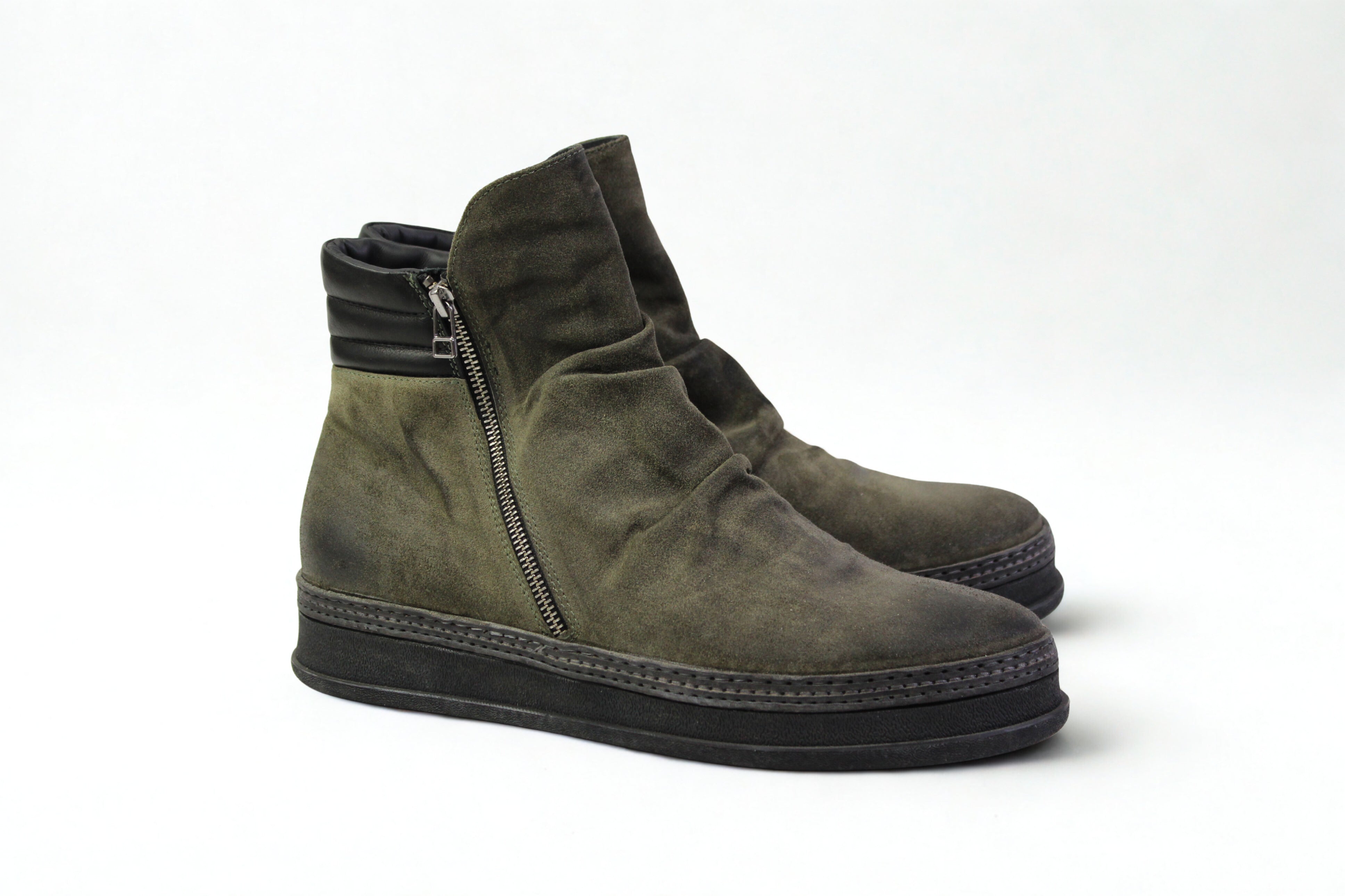 LAST PAIR 44-GEORGE LACELESS SNEAKERS