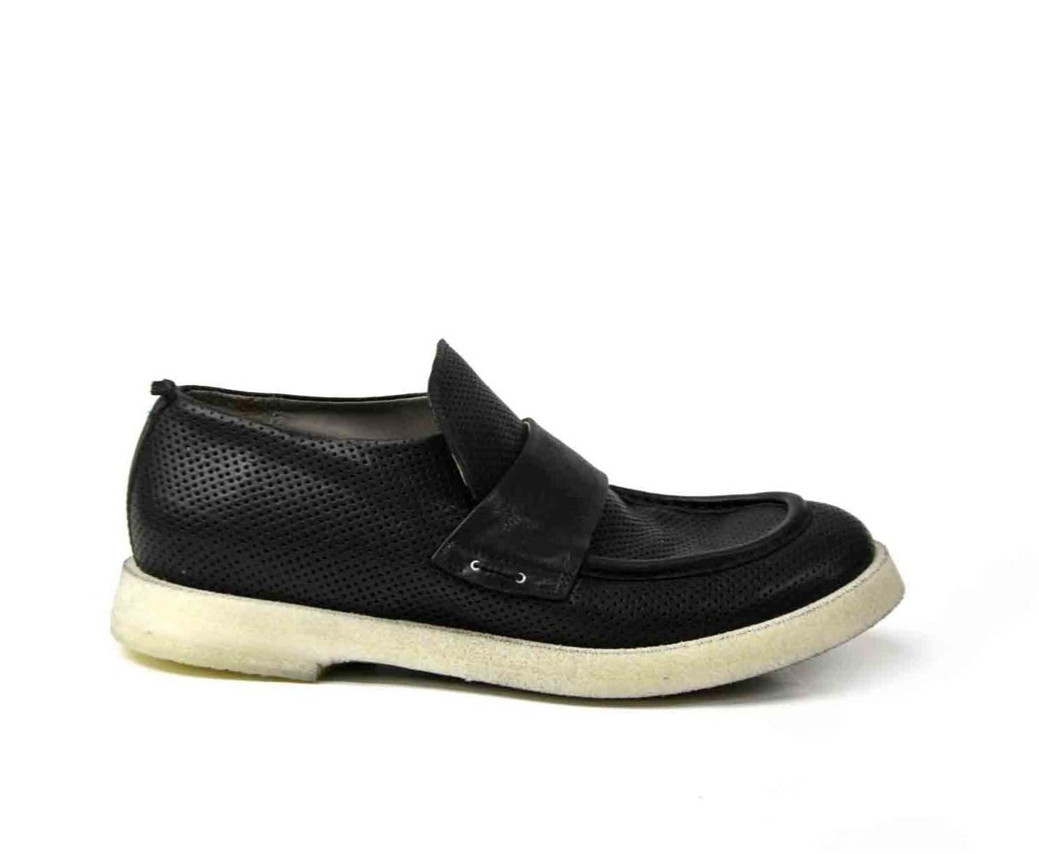 PERFORIERTE SCHWARZE LOAFERS AUS RUBREX