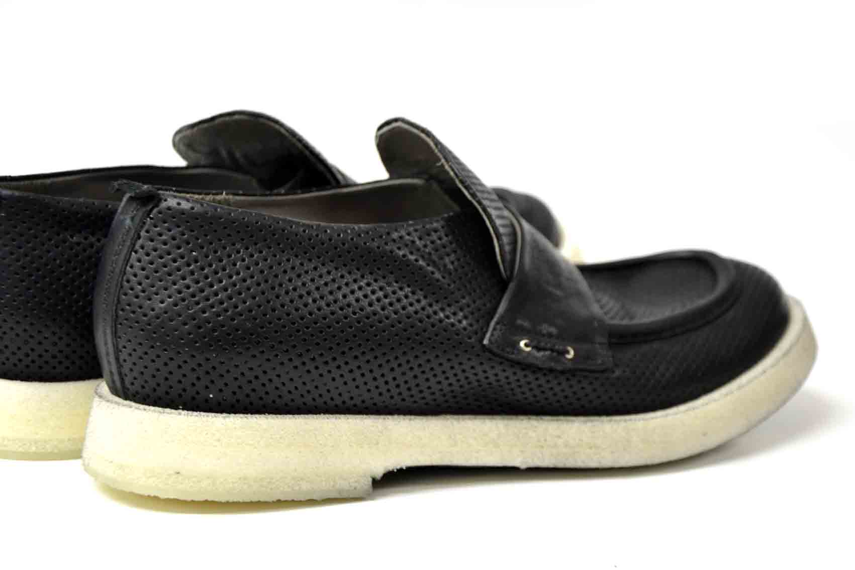 PERFORIERTE SCHWARZE LOAFERS AUS RUBREX