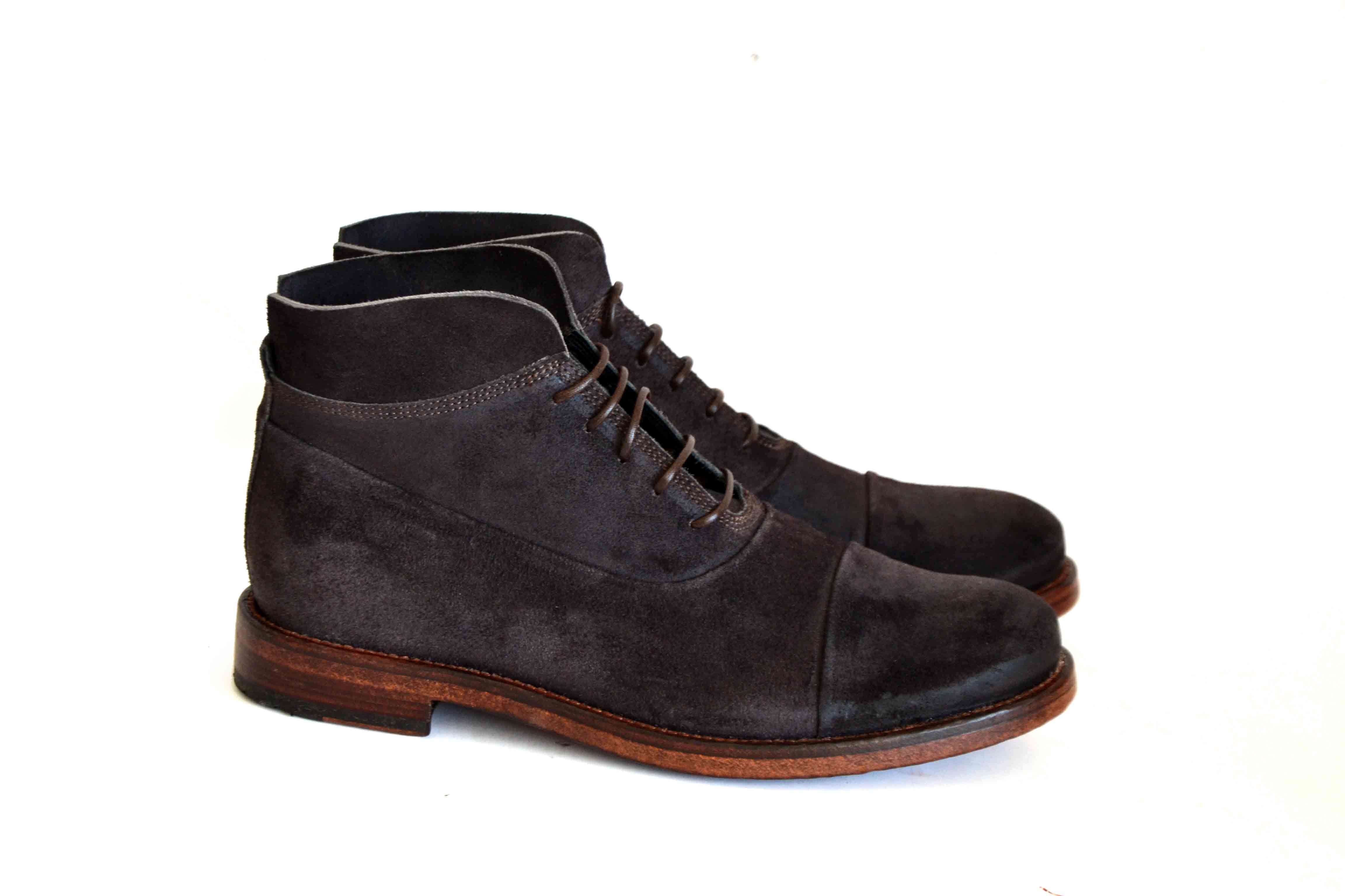 LETZTES PAAR 42 - GRAUES CHUKKA-STIEFEL AUS WILDLEDER