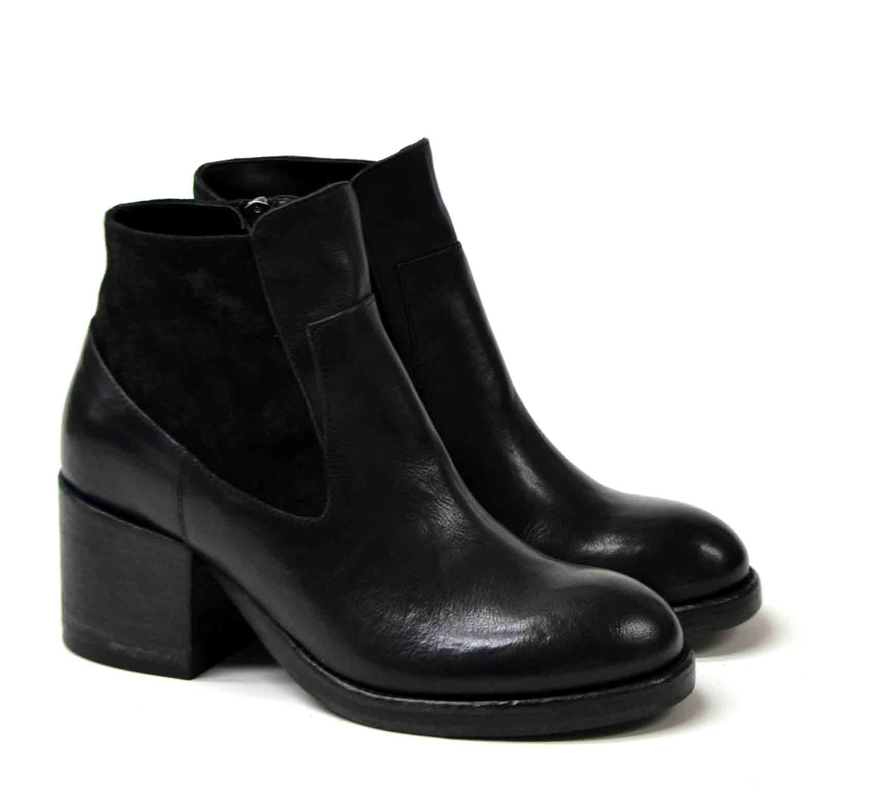 LAST PAIR 38- BLACK ANKLE BOOTS