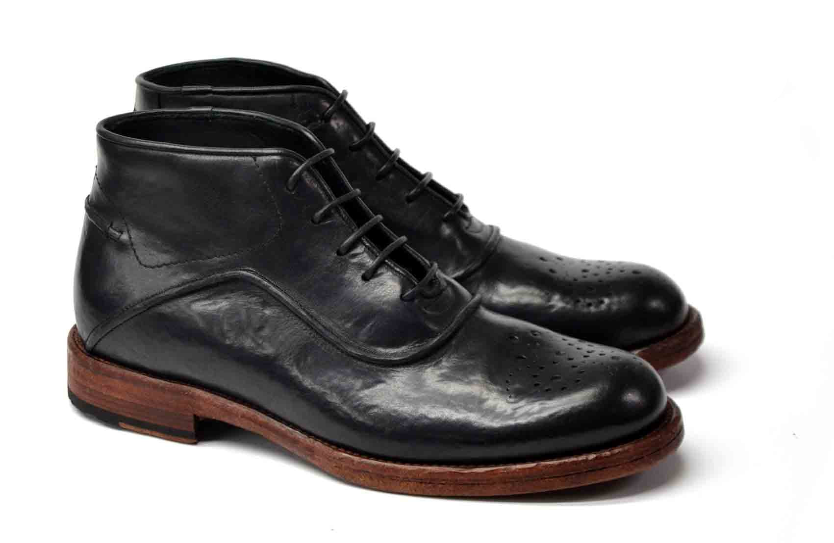 LAST PAIR 44- CHUKKA BLACK BOOTS